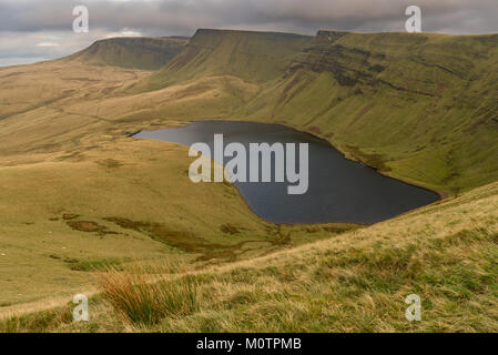 Dunkle Wolken über Llyn y Ventilator Fach und Picws Du (Bannau Sir Gaer) im Carmarthen Fans, Carmarthenshire, Wales, Großbritannien Stockfoto