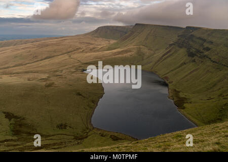Dunkle Wolken über Llyn y Ventilator Fach und Picws Du (Bannau Sir Gaer) im Carmarthen Fans, Carmarthenshire, Wales, Großbritannien Stockfoto