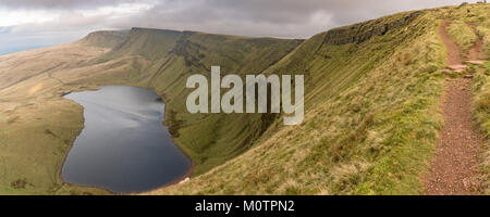 Dunkle Wolken über Llyn y Ventilator Fach und Picws Du (Bannau Sir Gaer) im Carmarthen Fans, Carmarthenshire, Wales, Großbritannien Stockfoto