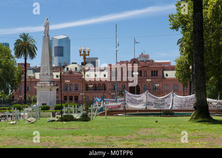 Proteste an der Plaza de Mayo in Buenos Aires mit Casa Rosdada in Distanz. Stockfoto