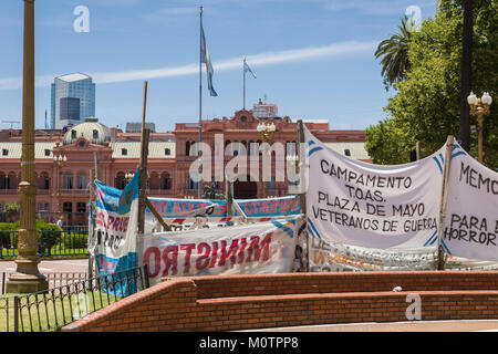 Protest Banner vor der Casa Rosada in Buenos Aires, Argentinien Stockfoto