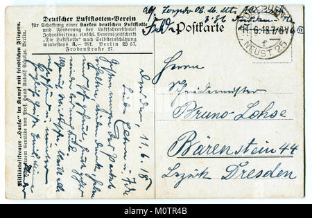 Rückseite des Alten Deutschen Weltkrieg eine Postkarte (M0 TR4C) schreiben in blauer Tinte, Dresden, 1918 geschrieben, WK 1. Stockfoto