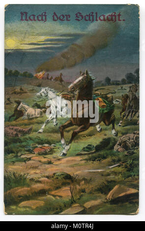 Alte deutsche Postkarte "Nach der Schlacht", das Schlachtfeld, galoppierende Pferde ohne Reiter, tote Soldaten auf dem Boden liegen. Erster Weltkrieg 1914-1918 Stockfoto