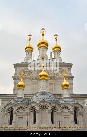 Vorderansicht des 150 Jahre alten Griechisch-orthodoxe Kirche in Genf, Schweiz, mit seinen goldenen Kuppeln und byzantinischer Architektur. Stockfoto