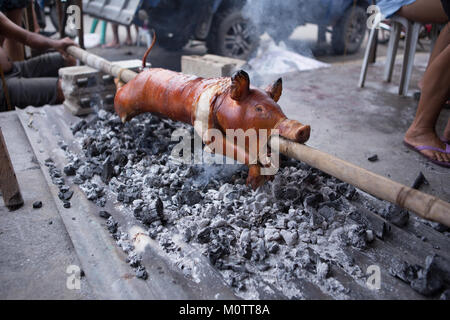 Spieß gebratenes Schwein als Lechon Baboy in den Philippinen bekannt ist eine nationale Lieblingsessen. Stockfoto