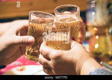 Klirren Gläser Champagner in der Hand Stockfoto