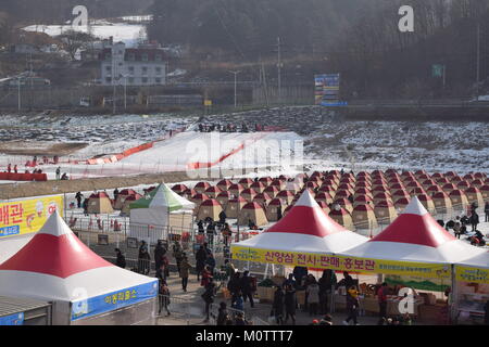 Hwacheon, Republik Korea. Jan. 22, 2018. Teilnehmer Eisfischen auf dem zugefrorenen Fluss Hwacheon während der jährlichen Hwacheon Sancheoneo Ice Festival Stockfoto