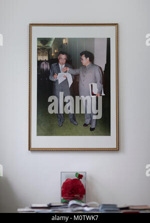 Offizielle Bild von Kim Il Sung und Kim Jong Il mit einer Kimjongilia Blume unten, Pyongan Provinz, Pyongyang, Nordkorea Stockfoto