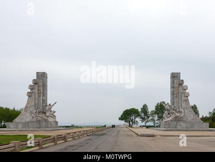 West meer Dam mit Eisenbahn und Autobahn auf der West sea Barrage, Süd-pyongan Provinz, Nampo, Nordkorea Stockfoto