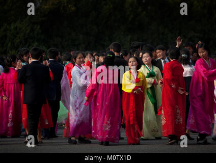Nordkoreanische junge Erwachsene während einer Messe Tanz Performance vor den Gebäuden auf militärischer Grundlage Tag, Pyongan Provinz, Pyongyang, Nordkorea Stockfoto