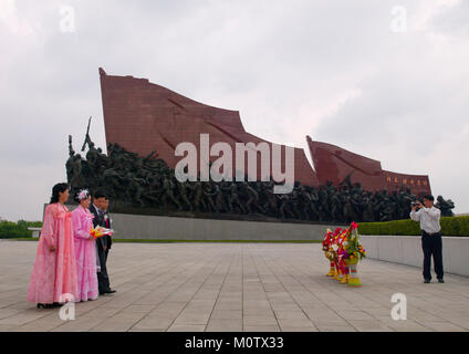 Nordkoreanische Paare feiern ihre Hochzeit vor Kim Il Sung Statue in Grand Mansudae Monument, Pyongan Provinz, Pyongyang, Nordkorea Stockfoto