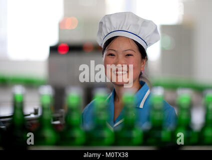 Lächelnd Nordkoreanische Arbeiter Frau in kangso yaksu Mineralwasser Fabrik, Süd-pyongan Provinz, Nampo, Nordkorea Stockfoto