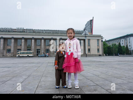 Nordkoreanische Mädchen mit ihrem Bruder gekleidet wie ein Soldat in Kim Il Sung Platz, Pyongan Provinz, Pyongyang, Nordkorea Stockfoto