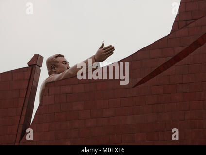 Kim Il Sung statue hinter dem riesigen Flagge im Grand Mansudae Monument, Pyongan Provinz, Pyongyang, Nordkorea Stockfoto