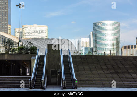 Fahrtreppen in Paris La Defense Business-, Wohn- und Geschäftsviertel mit dem cnit Shopping Mall und Bürotürme im Hintergrund. Stockfoto