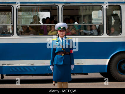 Nordkoreanische Traffic Security Officer in der blauen Uniform in der Straße, Pyongan Provinz, Pyongyang, Nordkorea Stockfoto