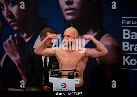 Norwegen, Bergen - Juni 08., 2017. Die schwedische Boxer Tobias Alexandersson gesehen an den am Tag vor dem Kampf in der Schlacht von Bergen in Bergen wiegen. (Foto: Gonzales Foto - Jarle H. Moe). Stockfoto