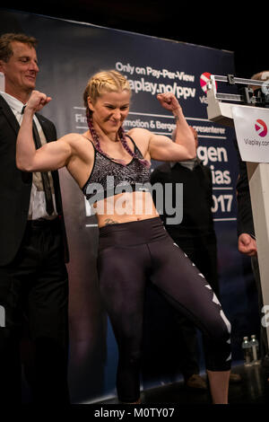 Norwegen, Bergen - Juni 08., 2017. Die isländischen Boxer Valgerdur Gudsteinsdottir gesehen an den am Tag vor dem Kampf in der Schlacht von Bergen in Bergen wiegen. (Foto: Gonzales Foto - Jarle H. Moe). Stockfoto