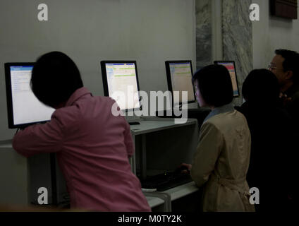 Nordkoreanische Frauen mit Computern in der Großen Menschen studieren, Pyongan Provinz, Pyongyang, Nordkorea Stockfoto