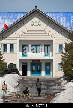 Nordkoreanische Volk Reinigung der Straße, die zu einem Gebäude, Ryanggang Provinz, Samjiyon, Nordkorea Stockfoto