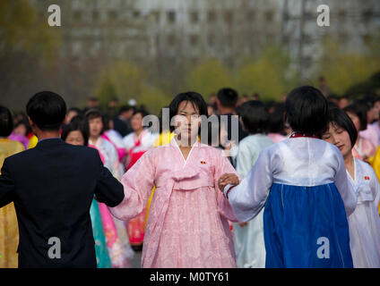 Nordkoreanische junge Erwachsene während einer Messe Tanz Performance vor den Gebäuden auf militärischer Grundlage Tag, Pyongan Provinz, Pyongyang, Nordkorea Stockfoto