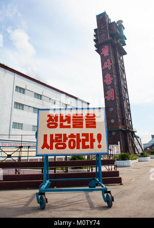 Propaganda Plakatwand in Hungnam Stickstoff-dünger Pflanze, Provinzen Süd-Hamgyong Provinz, Hamhung, Nordkorea Stockfoto