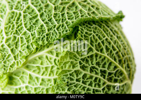 Blick auf das zerknitterte Struktur eines grünen Kohlblatt. Stockfoto