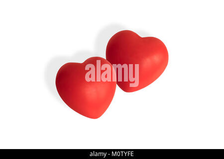 Zwei soft touch roten Herzen auf weißem Hintergrund mit Schlagschatten isoliert. Stockfoto