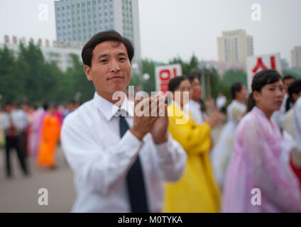 Nordkoreanische Studenten während einer Messe Tanz Performance am 9. September Tag der Gründung der Republik, Pyongan Provinz, Pyongyang, Nordkorea Stockfoto