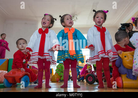Nordkoreanische Drillinge Mädchen singen in einem Waisenhaus, Süd-pyongan Provinz, Nampo, Nordkorea Stockfoto