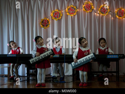 Nordkoreanische Kinder Musizieren im Kwangbok Schule, Pyongan Provinz, Pyongyang, Nordkorea Stockfoto