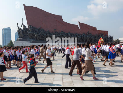 Nordkoreanische Pioniere aus dem koreanischen Kinder union im Grand Denkmal auf Mansu Hill, Pyongan Provinz, Pyongyang, Nordkorea Stockfoto