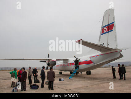 Touristen vor einem Air Koryo Nordkoreanische Flugzeug für einen Inlandsflug, Ryanggang Provinz, Samjiyon, Nordkorea Stockfoto