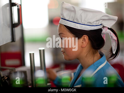 Nordkoreanische Arbeitnehmerin in kangso yaksu Mineralwasser Fabrik, Süd-pyongan Provinz, Nampo, Nordkorea Stockfoto