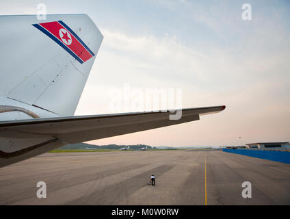 Air Koryo Flugzeug Schwanz auf den Asphalt der Sunan International Airport, Pyongan Provinz, Pyongyang, Nordkorea Stockfoto