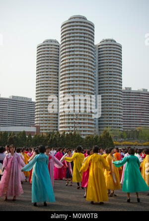 Nordkoreanische junge Erwachsene während einer Messe Tanz Performance vor den Gebäuden auf militärischer Grundlage Tag, Pyongan Provinz, Pyongyang, Nordkorea Stockfoto