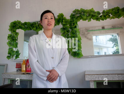 Nordkoreanische Friseur warten auf Kunden, Süd-pyongan Provinz, Chonsam kooperative Farm, Nordkorea Stockfoto