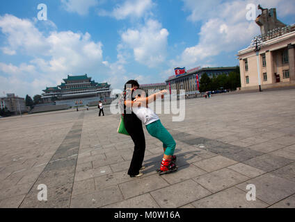 Nordkoreanische Mädchen lernen zu Rolle geht mit ihrer Mutter in Kim Il Sung Platz, Pyongan Provinz, Pyongyang, Nordkorea Stockfoto