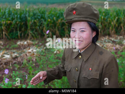 Lächelnd Nordkoreanische Soldatin in der Landschaft,Hwanghae Province, Kaesong, Nordkorea Stockfoto