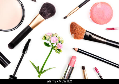 Nahaufnahme von Make-up Zubehör, geschossen von oben, auf Weiß Stockfoto