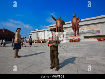 Nordkoreanische Junge in Uniform Respekt an die beiden Statuen der Liebe Verantwortliche in Grand Denkmal von Mansu Hill, Pyongan Provinz, Pyongyang, Nordkorea Stockfoto