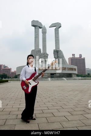 Nordkoreanische staatliche artist Bassist auf nationaler Tag vor dem Denkmal für die Gründung der Partei, Pyongan Provinz, Pyongyang, Nordkorea Stockfoto