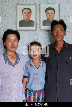 Nordkoreanischen Familie vor die Porträts der liebe Führer, die sich in ihrem Haus, Kangwon Provinz, Chonsam kooperative Farm, Nordkorea Stockfoto