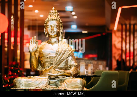 Goldene Statue des Buddha sitzt im Lotussitz mit rechten Arm Geste zeigen, Streit, erklären, Lehren des Buddha Vitarka Mudra erhoben. Stockfoto