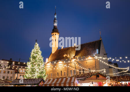 Traditioneller Weihnachtsmarkt auf dem Rathausplatz. Weihnachtsbaum und Handelshäuser mit Verkauf von Weihnachten Geschenke, Süßigkeiten und Glühwein. Berühmte Landm Stockfoto