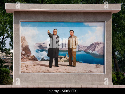 Nordkoreanische propaganda Fresko Kim Il Sung und Kim Jong Il vor Paektu,Hwanghae Province, Kaesong, Nordkorea montieren Stockfoto