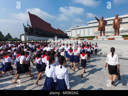 Nordkoreanische Pioniere aus dem koreanischen Kinder union im Grand Denkmal auf Mansu Hill, Pyongan Provinz, Pyongyang, Nordkorea Stockfoto