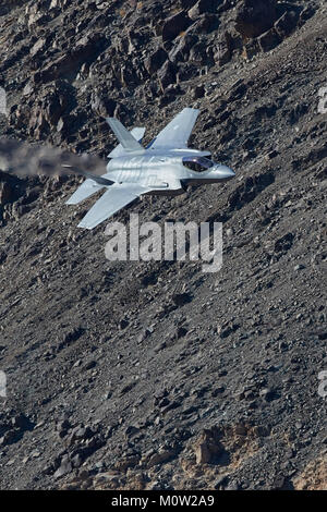 RNLAF Lockheed Martin F-35 Lightning II ein Joint Strike Fighter (Stealth Fighter), Fliegen auf niedrigem Niveau durch Rainbow Canyon, Kalifornien, USA. Stockfoto