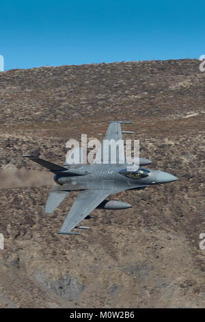 United States Air Force F-16 Fighting Falcon fliegt mit hoher Geschwindigkeit und niedriger Höhe entlang Rainbow Canyon im Death Valley National Park, Kalifornien, USA. Stockfoto