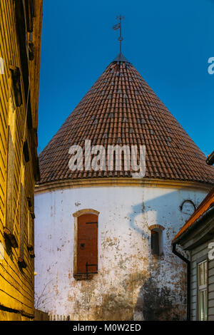 Pärnu, Estland. Nacht am Abend Blick auf den Roten Turm ist der einzig erhaltene Teil der Stadt Stadtmauer, wurde als Gefängnis genutzt. Stockfoto